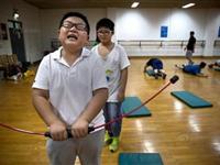 北京肥胖儿童夏令营里忙减肥