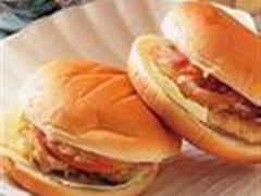 干酪汉堡包（夹熏肉、加调料酱）