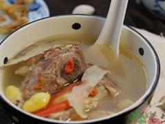 银耳老鸽汤