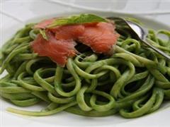 菠菜三文鱼意大利面