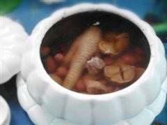 栗子花生炖鸡脚