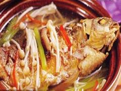 砂锅什锦鲫鱼汤