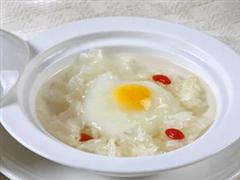 银耳炖鸽蛋