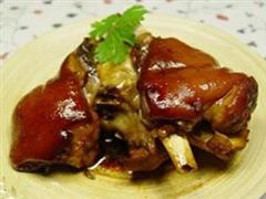 家常热味肘子